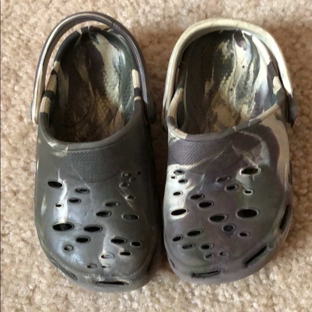 BOYS - Camouflage Crocs - Size 6